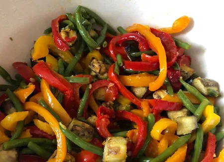 Salade d'aubergines, haricots verts et poivron rouge