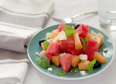 Salade salée de melons et pastèques