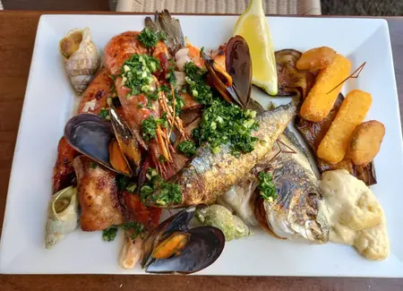 Parillade de poissons et fruits de mer