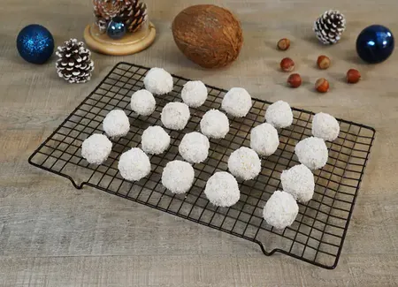 Boules de noël coco au lait concentré sucré