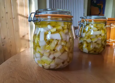 Conserves de courgettes à l'ail et à l'huile d'olive