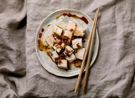 Tofu soyeux et vinaigrette au soja épicé