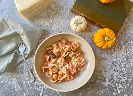 Pâtes gourmandes à la tomate, parmesan et mozzarella fondue