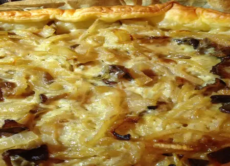 Tarte à l'oignon et chanterelles