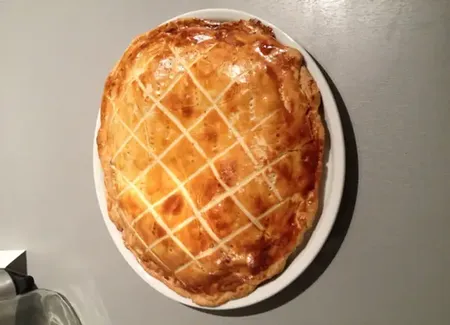 Tourte aux émiettés de confit de canard et pommes de terre aux herbes de provence