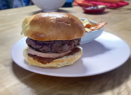Burger au foie gras, chutney de figues et oignons rouges
