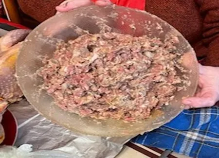 Pintade farcie à la viande et aux marrons et ses légumes