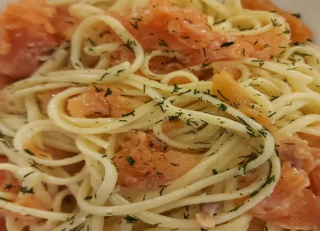 Pates fraiches aux des de saumon fume