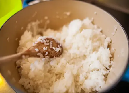 Salade de concombre sur lit de riz chaud