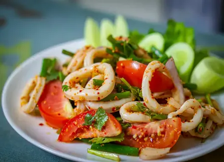 Salade chaude asiatique de calamars à l'ananas