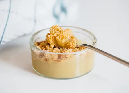 Crumble poires et litchis parfumé au cognac