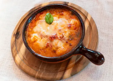 Gnocchis en gratin au jambon et basilic