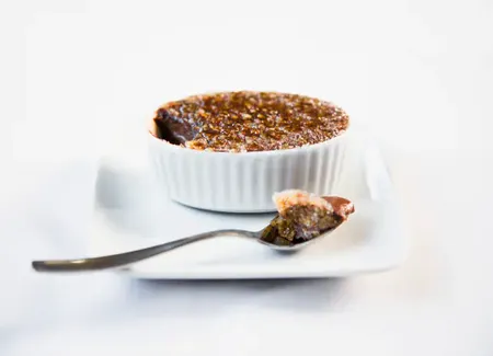 Crème brûlée au chocolat et poire caramélisée