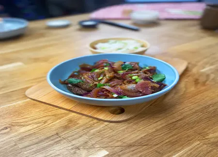 Wok de boeuf sauté à l'oignon