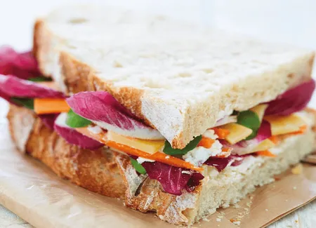 Sandwich printanier endives rouges et fromage