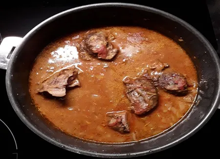 Noix de joues de porc à la tomate