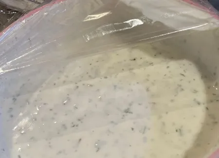 Sauce froide à la crème et ciboulette pour pommes de terre