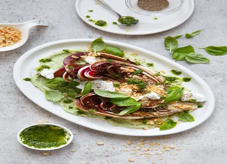 Salade gourmande de carmine®, feta, basilic, pignons de pin et pesto