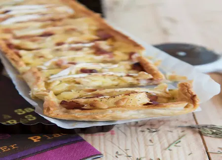 Tarte au camembert et aux pommes normande