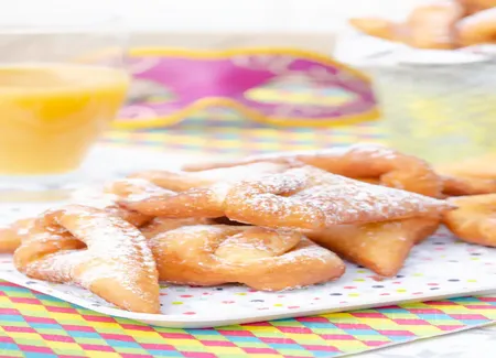 Faverolles ( appellées aussi bugnes ou beignets )