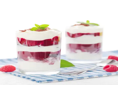 Chantilly siphon sur lit de framboises - dessert minute