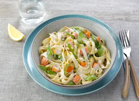 Tagliatelles au surimi, crème légère au citron et feuilles de roquette