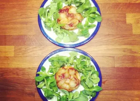 Tarte tatin aux oignons nouveaux et raisins secs