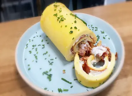 Omelette roulée au fromage?hot