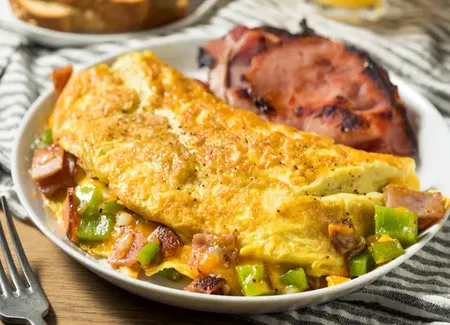 Omelette aux fanes d'oignons nouveaux, champignons et lardons