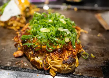 Nouilles chinoises aux petits oignons nouveaux