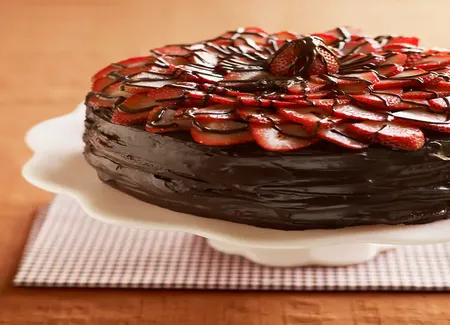Gâteau aux fraises et mousse de chocolat