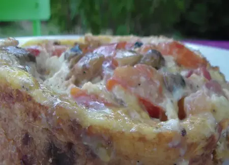 Omelette à la tomate, à la dinde et aux champignons