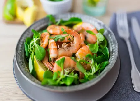 Salade de printemps avec des langoustines.
