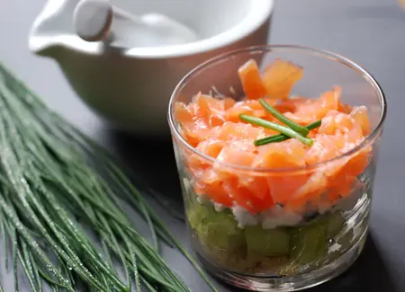 Salade de printemps concombre / saumon fumée / romarin