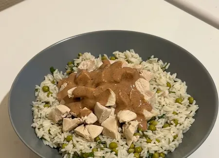 Salade de poulet à l'indienne au riz et petits pois