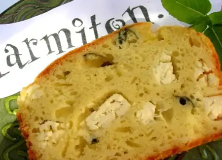 Cake à la feta et aux herbes fraîches