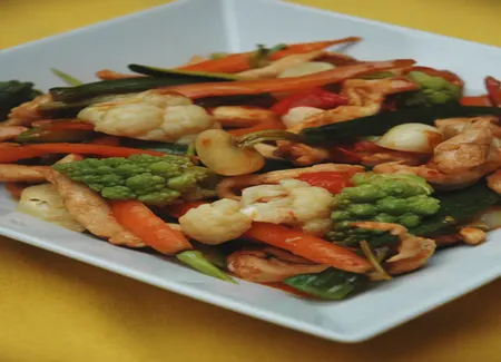 Wok de poulet aux légumes variés