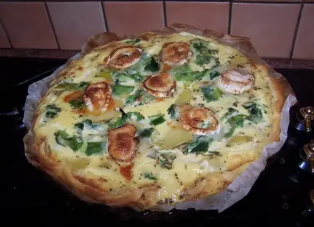 Tarte aux pommes de terre, poireaux et chèvre
