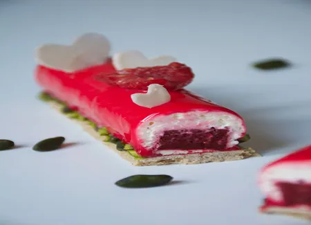 Entremet à la ganache chocolat blanc, gelée framboise