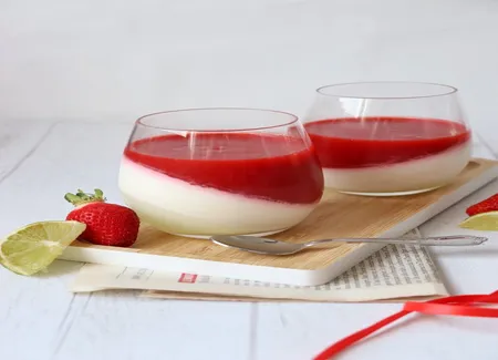 Pannacotta à la rose et coulis de fraises et citron de camille