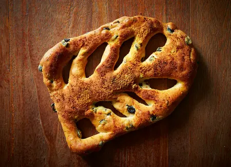 Fougasse aux olives et aux lardons