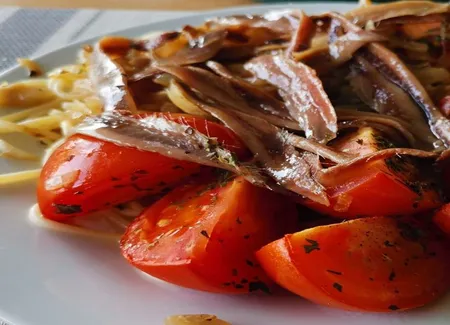 Pâtes aux anchois et aux tomates