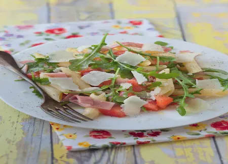Salade de pâtes, tomate, roquette, jambon, parmesan