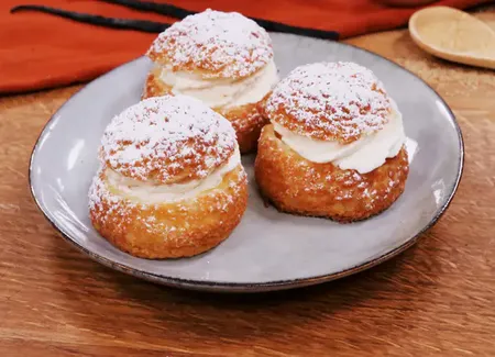 Choux avec craquelin, chantilly vanille insert caramel