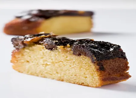 Gâteau caramélisé aux pruneaux