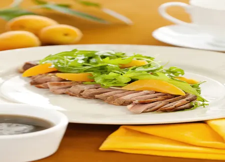 Magrets de canard aux pêches et aux épices