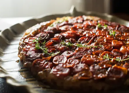 Tarte tatin aux tomates et à la tapenade noire