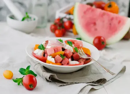 Salade estivale - tomates, pastèque et menthe