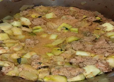 Mijoté de courgettes et crépinettes à la tomate