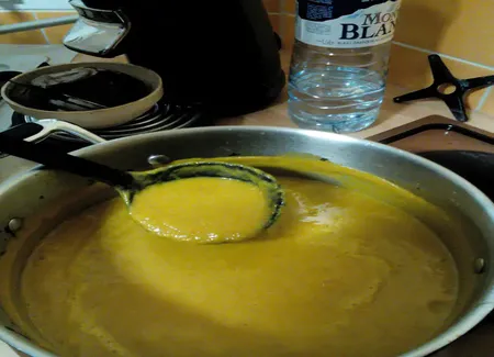 Potage de patate douce au lait de coco et au gingembre